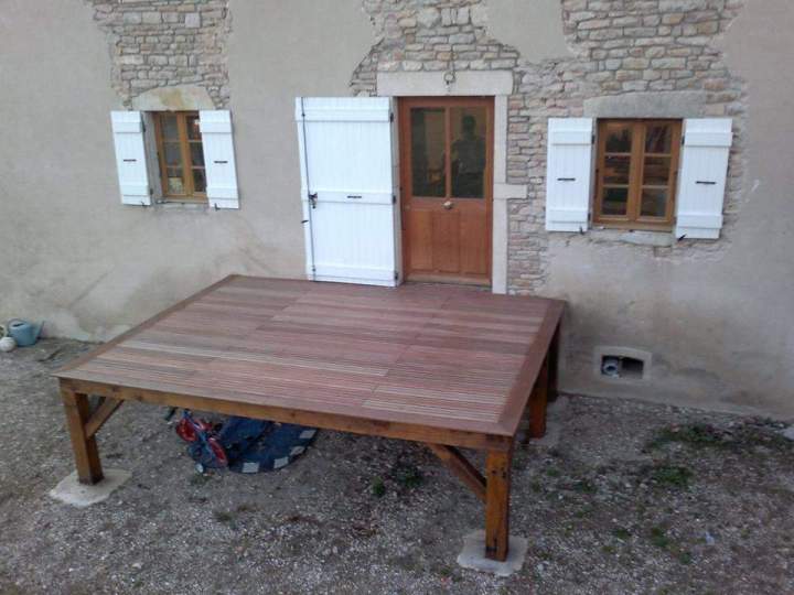 Petite terrasse en bois, portes, fenêtres et volets en bois Mâcon