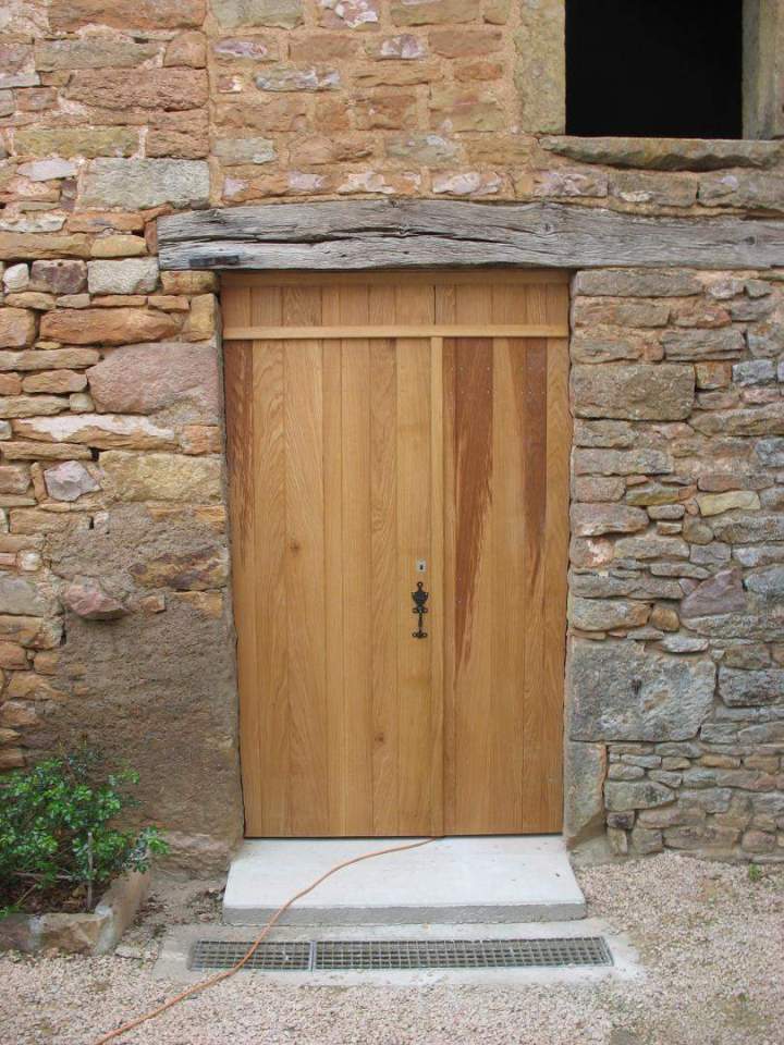 Porte d'entrée en bois bien installée Mâcon