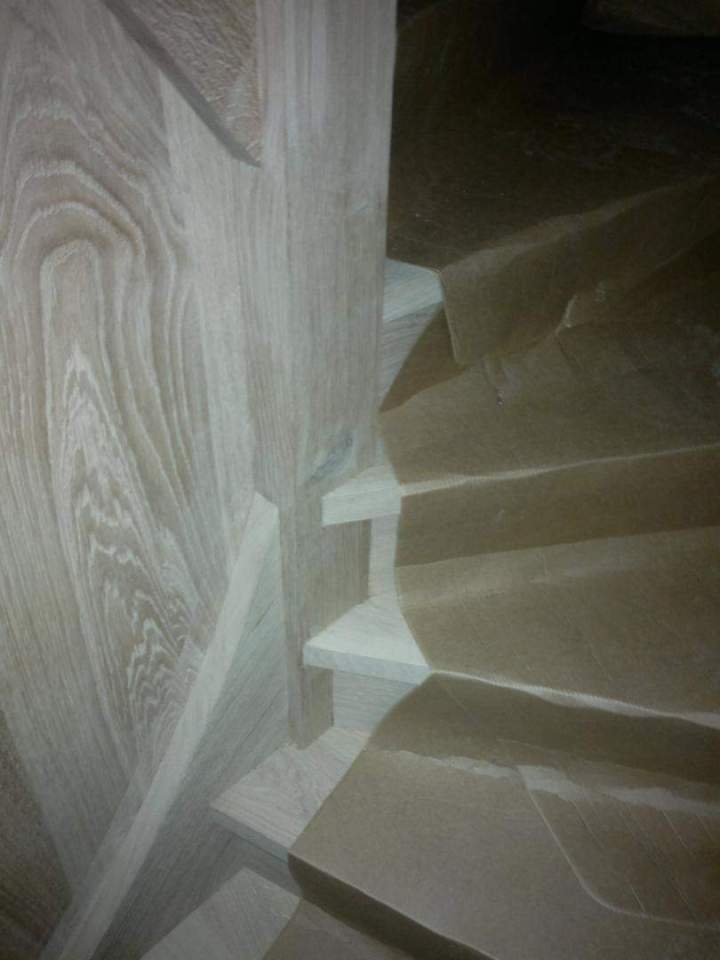 Coin escalier hélicoïdal en bois clair Mâcon