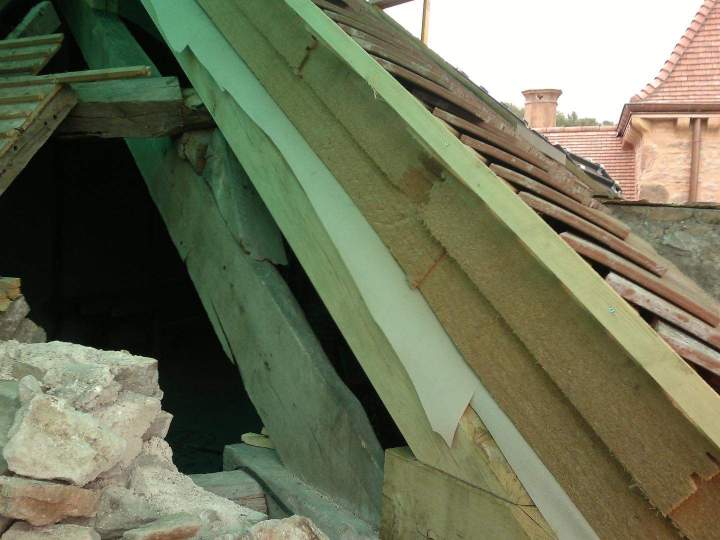 Structure de toit avec éléments bois et isolant Mâcon