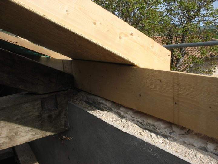 Structure de toit avec éléments bois sur mur maçonné Mâcon