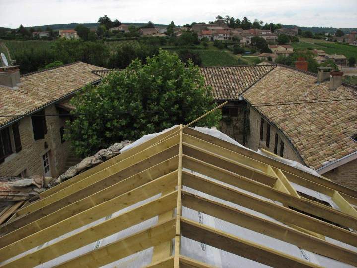 Structure de toit à deux versants avec ossature bois et membrane d’étanchéité Mâcon