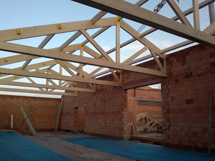 Conception et pose de charpentes traditionnelles ou industrielles, robustes