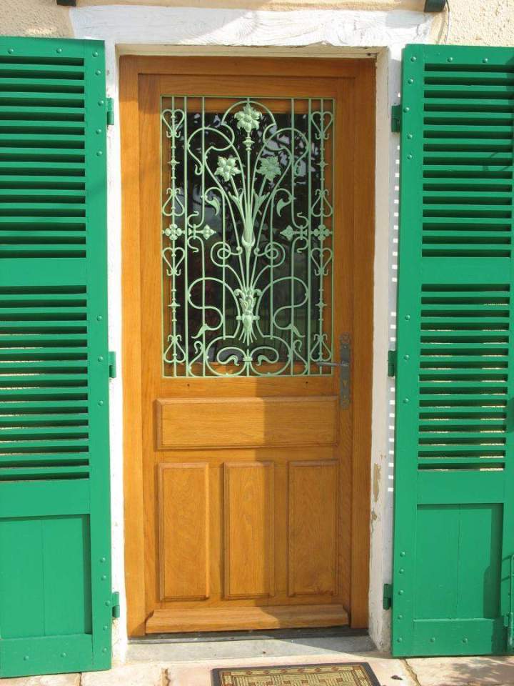 Porte d'entrée au design original avec volets Mâcon