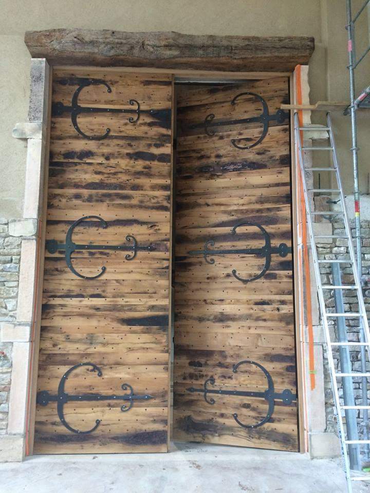 Porte d'entrée en bois au design singulier Mâcon