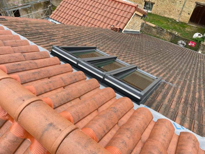 Tuiles en terre cuite et puits de lumière modernes Mâcon