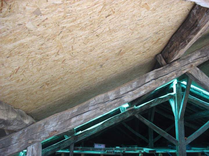 Sous-toiture avec panneaux de contreplaqué OSB Mâcon