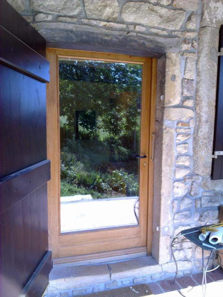 Porte en bois avec vitrage central et volet solide Mâcon