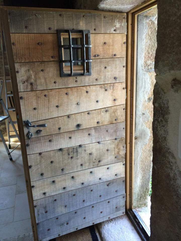 Porte en bois rustique avec grille métallique Mâcon