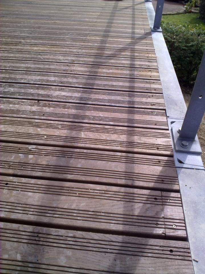 Passerelle moderne avec lames bois rainurées et structure métallique Mâcon