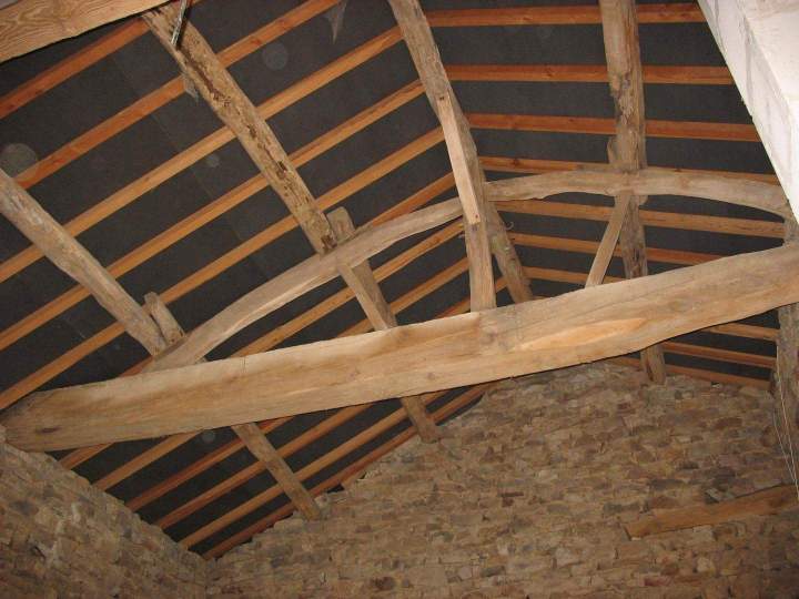 Charpente traditionnelle en bois brut Mâcon