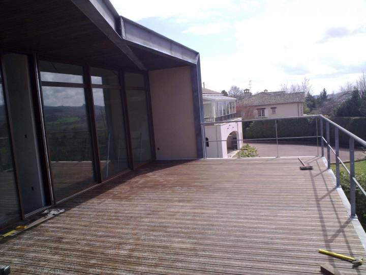 Terrasse moderne en planches de bois avec un garde-corps métallique Mâcon