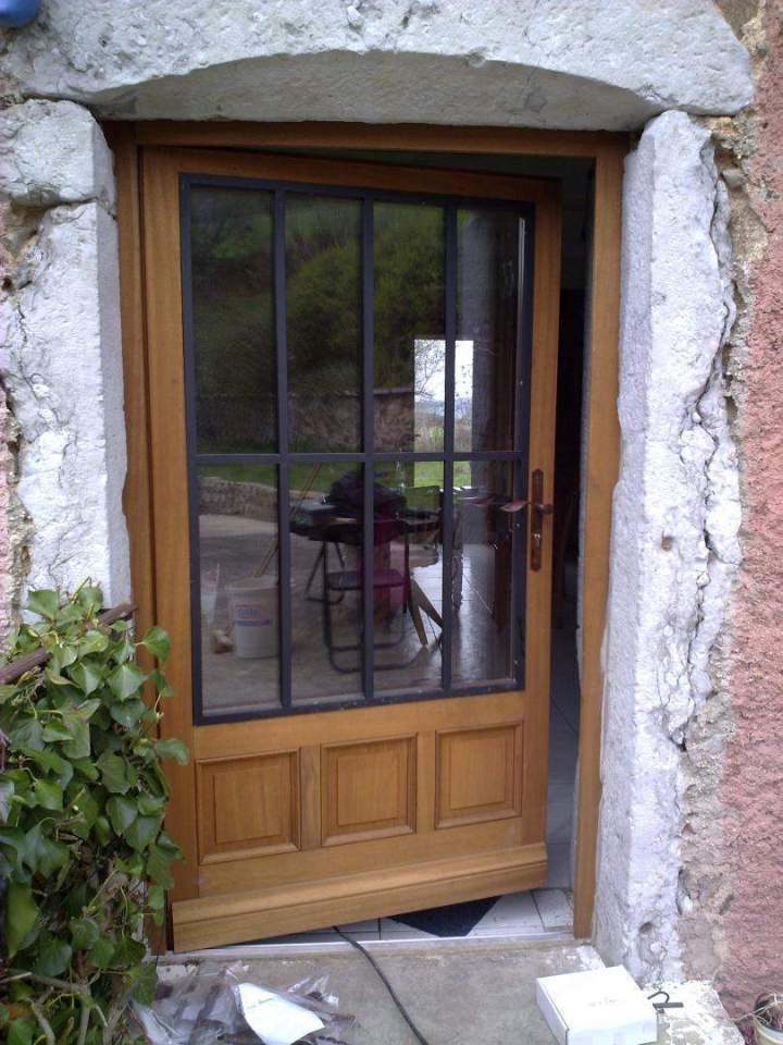 Porte d’entrée bois moderne avec vitrage latéral Mâcon