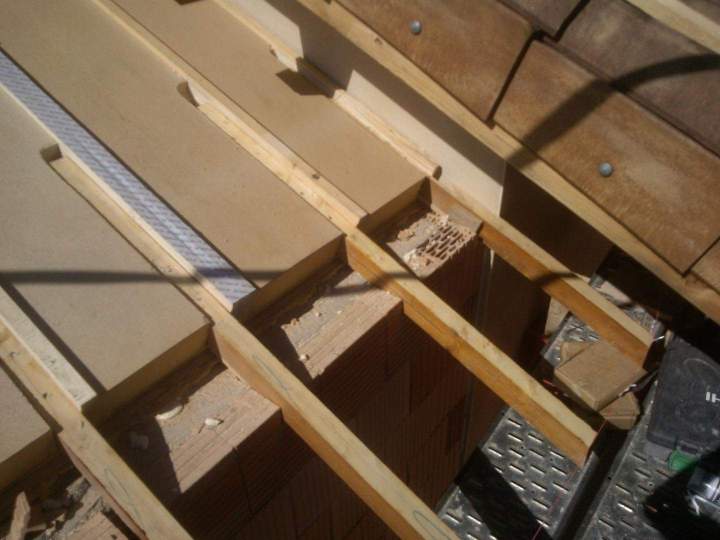 Plafond en bois avec solives fixées sur mur maçonné Mâcon