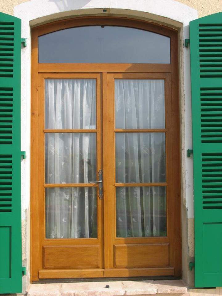 Porte d'entrée vitrée en bois avec volets verts Mâcon 