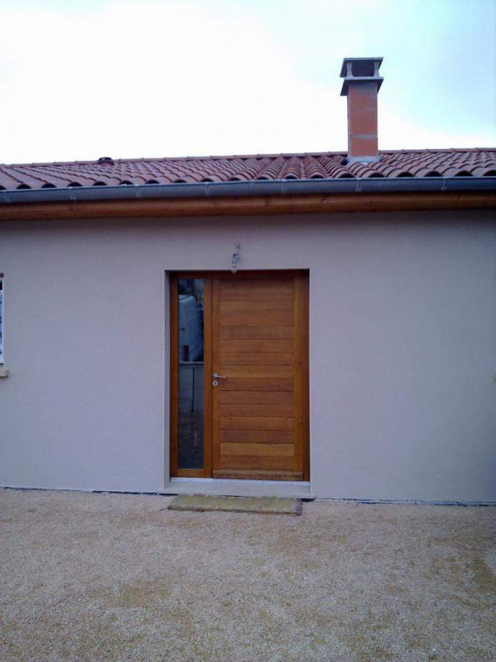 Façade extérieure avec porte en bois à lames horizontales Mâcon