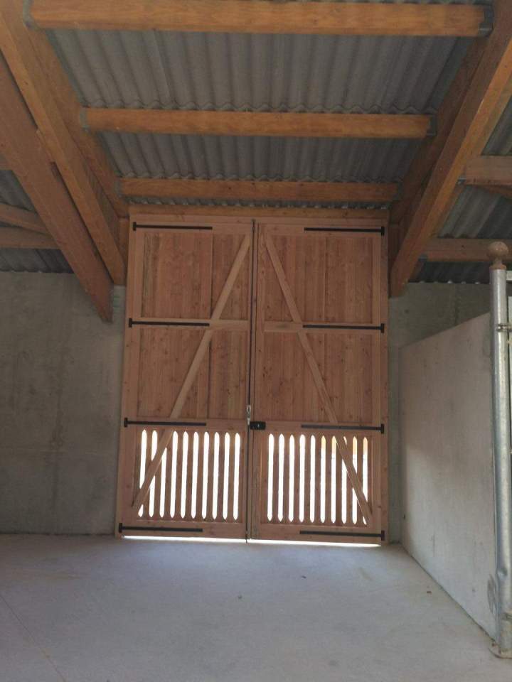 Porte extérieure en bois robuste et sécurisée Mâcon