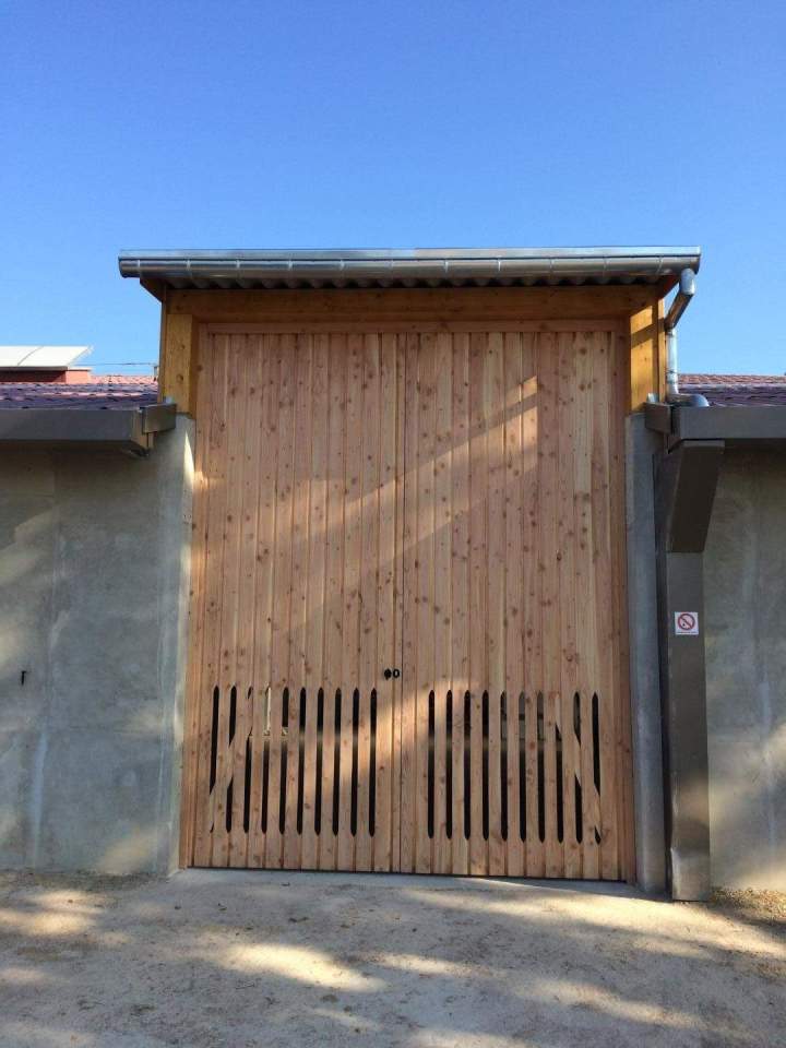Porte extérieure en bois vertical avec fentes horizontales Mâcon