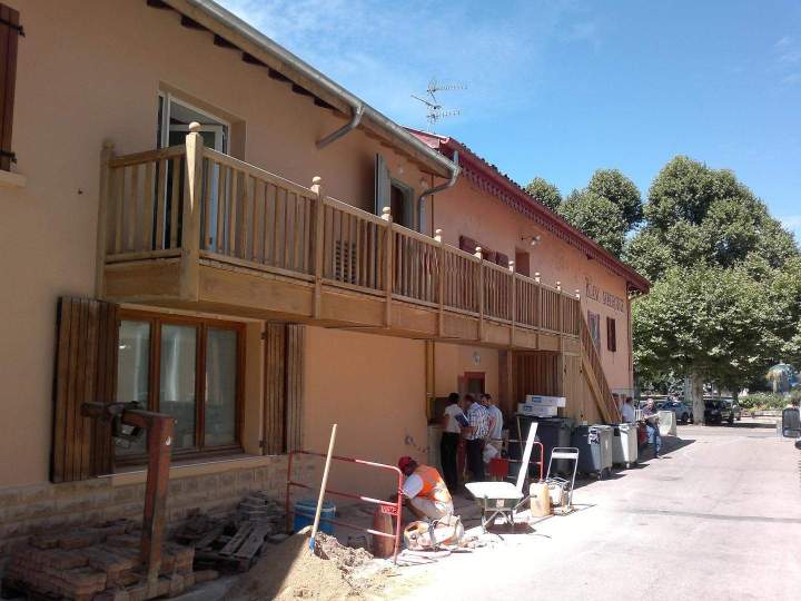Balcon en bois avec garde-corps à balustres verticaux et poteaux carrés Mâcon
