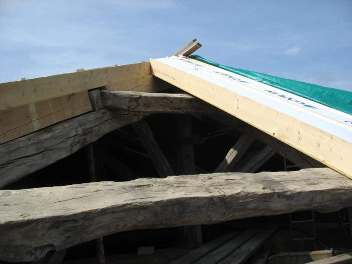 Rénovation de toiture avec conservation de charpente bois et pose d’isolant Mâcon