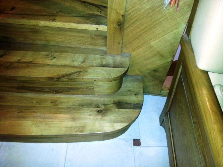 Portion d’escalier en bois aux marches courbes Mâcon