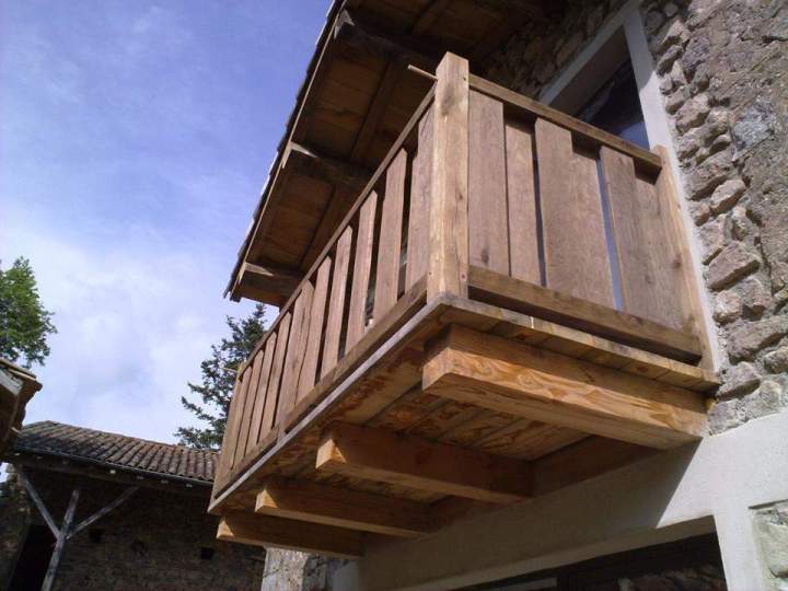 Balcon en bois résistant Mâcon